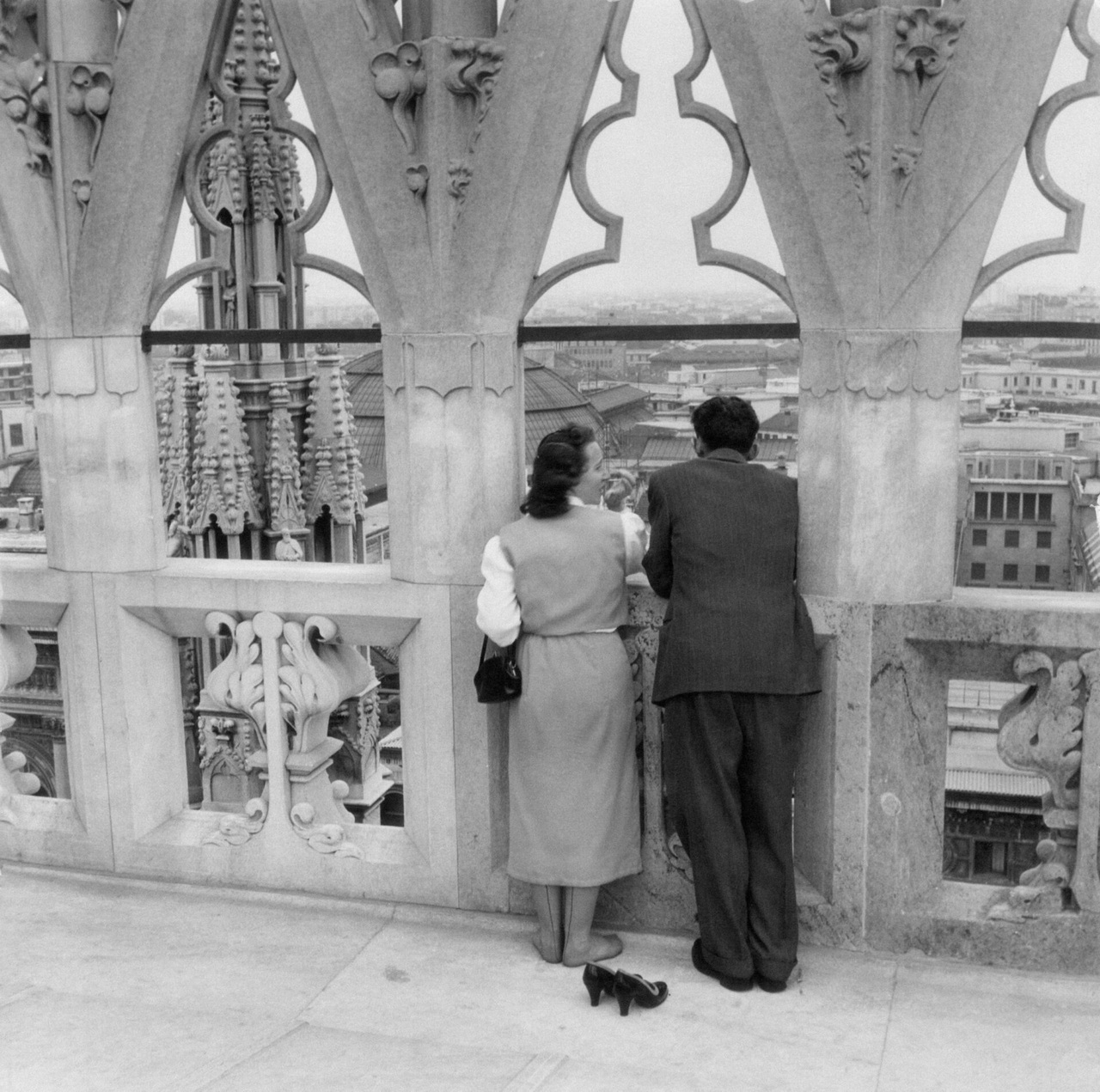 Mario De Biasi, Una coppia ammira la Galleria Vittorio Emanuele II dalle terrazze del Duomo. Credito: Mario De Biasi Per Mondadori Portfolio