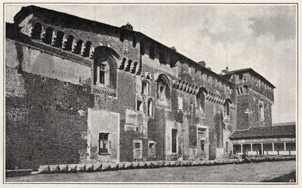 Lato nord-est del Castello, prima dello sterro del fossato e dei restauri eseguiti nel 1896-97, in Resoconto dei lavori di restauro eseguiti al Castello di Milano col contributo della sottoscrizione cittadina, a cura degli architetti Luca Beltrami e Gaetano Moretti, Milano, Allegretti, 1898, Courtesy Società Storica Lombarda ETS