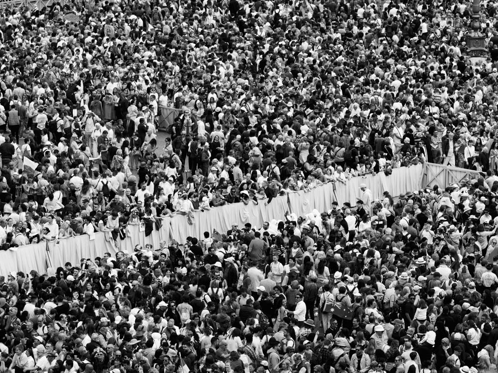 Migliaia di persone radunate a piazza San Pietro per ascoltare il primo Regina Coeli di papa Leone XIV. Città del Vaticano, 11 maggio. © Alex Majoli 