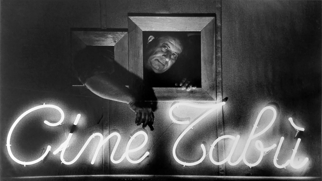 Gianfranco Salis Tinto Brass sul set di Sanck Bar Budapest 1988 Courtesy Archivio Tinto Brass 1920x1083