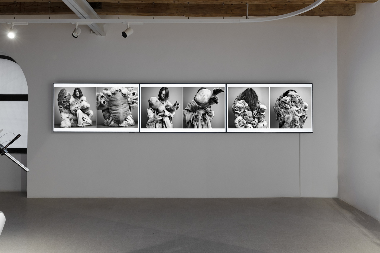 REHUMANISM4 Installation view Esther Hunziker SCREEN TESTS 2025 foto di Carlo Romano