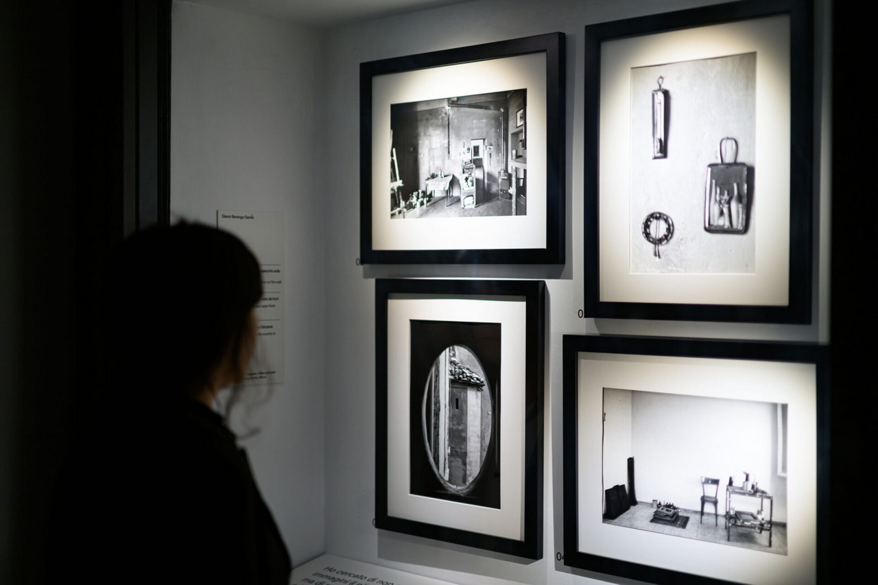Gianni Berengo Gardin fotografa lo studio di Giorgio Morandi, Perugia, Galleria Nazionale dell'Umbria foto Marco Giugliarelli