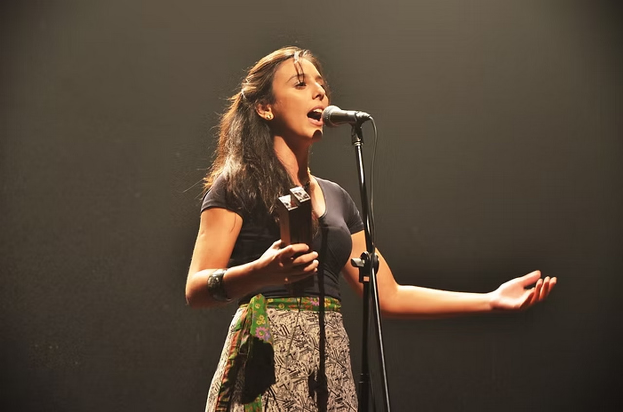ALINE PAES 