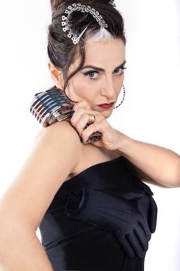 La notte di San Lorenzo si celebra a Novoli con la musica di grande qualità. Domenica 10 agosto alle ore 21:00 presso l'Agriturismo Lì Calizzi (Strada Vicinale Marini-via della Cupa, 30), va in scena il concerto di Cristina Russo & Neo Soul Combo con il progetto "Pieces of a Woman". L'ingresso è libero, mentre la cena è disponibile su prenotazione. "Pieces of a Woman": un viaggio musicale nella femminilità Cristina Russo & Neo Soul Combo presenteranno il loro nuovo progetto "Pieces of a Woman", un viaggio musicale che esplora la donna e le sue fragilità, con sonorità alternative e contaminate da diversi stili. La band guidata dalla voce graffiata e calda di Cristina Russo propone un sound moderno e raffinato che unisce neo-soul, jazz e urban fusion. Il concetto dell'album si concentra sull'universo femminile, indagando attraverso la musica le diverse sfaccettature dell'essere donna, dalle vulnerabilità alle forze interiori, in un percorso emotivo intenso e coinvolgente. La formazione e il sound distintivo La formazione comprende: Cristina Russo (voce), Mariano Nasello (basso), Angelo Di Marco (tastiera), Marco Di Dio (batteria) e Roberta Grasso (cori). Questa combinazione di strumenti e voci crea un sound distintivo che ha conquistato pubblico e critica in Italia e all'estero. Il sound della band è caratterizzato da arrangiamenti sofisticati che mescolano sapientemente elementi del neo-soul contemporaneo con la tradizione jazz e le influenze urban fusion, creando un linguaggio musicale originale e coinvolgente. Cristina Russo: una voce che ricorda Amy Winehouse Cristina Russo è un'artista con una voce unica e un sound che unisce influenze soul, jazz e urban fusion. La sua interpretazione è così caratteristica che, come si dice, "chiudendo gli occhi sentissimo Amy Winehouse", testimoniando la potenza espressiva e l'originalità della sua proposta artistica. L'artista ha pubblicato l'album "Energy" nel 2019 e ha calcato i palchi di festival internazionali di prestigio, dimostrando la qualità e l'appeal internazionale della sua musica. Esperienza internazionale e riconoscimenti La carriera di Cristina Russo vanta partecipazioni a importanti festival internazionali come New Skool Rules nei Paesi Bassi, SIM São Paulo in Brasile, Kansai Music Conference in Giappone e Live at Heart Festival in Svezia. Questa presenza sui palchi internazionali testimonia il valore artistico e la capacità di comunicare attraverso linguaggi musicali universali. In Italia ha suonato in festival di rilievo come Porretta Soul Festival, Lucca Jazz Donna, 1° Maggio Roma, Suoni di Marca Festival, Pisa Jazz e Catanzaro Jazz Fest, consolidando la sua reputazione nel panorama jazz e soul nazionale. Il progetto OSTELLO Smart & Art L'evento è organizzato dalla Saletta della Cultura Gregorio Vetrugno Aps di Novoli che, con il progetto OSTELLO Smart & Art Artisti in residenza, è risultata "Vincitore Luoghi Comuni", iniziativa promossa dalle Politiche Giovanili della Regione Puglia e ARTI finanziata con risorse del Fondo per lo Sviluppo e la Coesione 2014-2020 e del Fondo Nazionale Politiche Giovanili. Il progetto rappresenta un'importante iniziativa di valorizzazione culturale del territorio, che mette in connessione artisti di qualità con luoghi suggestivi del Salento, creando opportunità di incontro tra pubblico e proposte artistiche innovative. La location: Agriturismo Lì Calizzi L'Agriturismo Lì Calizzi, situato in Strada Vicinale Marini-Via della Cupa, 30 a Novoli (LE), offre il contesto ideale per una serata all'insegna della buona musica. La location, immersa nella campagna salentina, crea l'atmosfera perfetta per godersi un concerto sotto le stelle nella magica notte di San Lorenzo. Una serata speciale per San Lorenzo Il concerto si inserisce perfettamente nel clima magico della notte di San Lorenzo, offrendo al pubblico l'opportunità di trascorrere una serata speciale all'insegna della musica di qualità, in una location suggestiva e con l'opportunità di cenare in un ambiente accogliente. Informazioni pratiche Concerto Cristina Russo & Neo Soul "Pieces of a Woman" Domenica 10 agosto 2025, ore 21:00 Agriturismo Lì Calizzi Strada Vicinale Marini-via della Cupa, 30, Novoli (LE) Ingresso libero Cena su prenotazione Info e contatti: 3273169721
