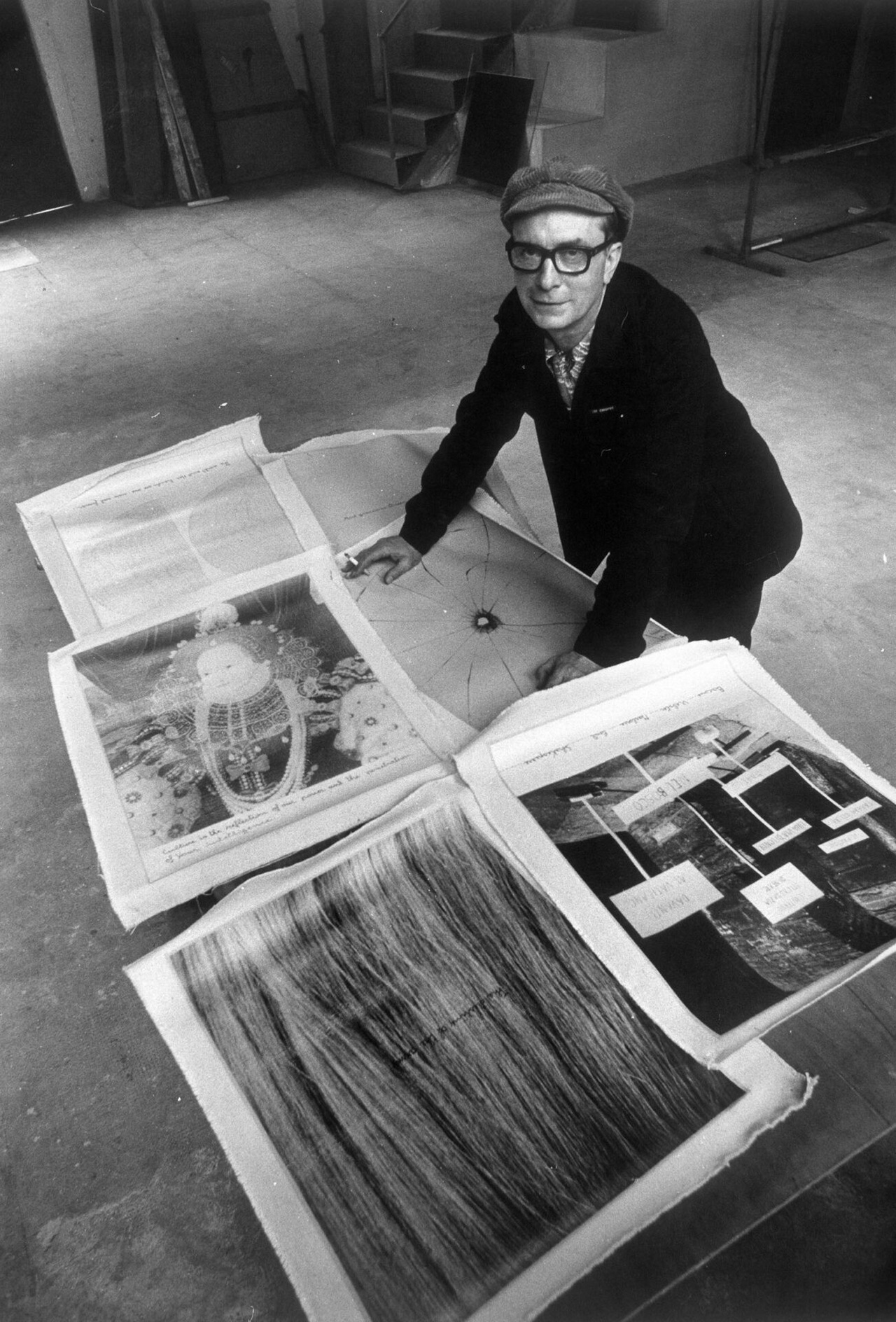 Vincenzo Agnetti nel suo studio con la serie di opere su tela Elisabetta dInghilterra 1976 Courtesy Archivio Vincenzo Agnetti