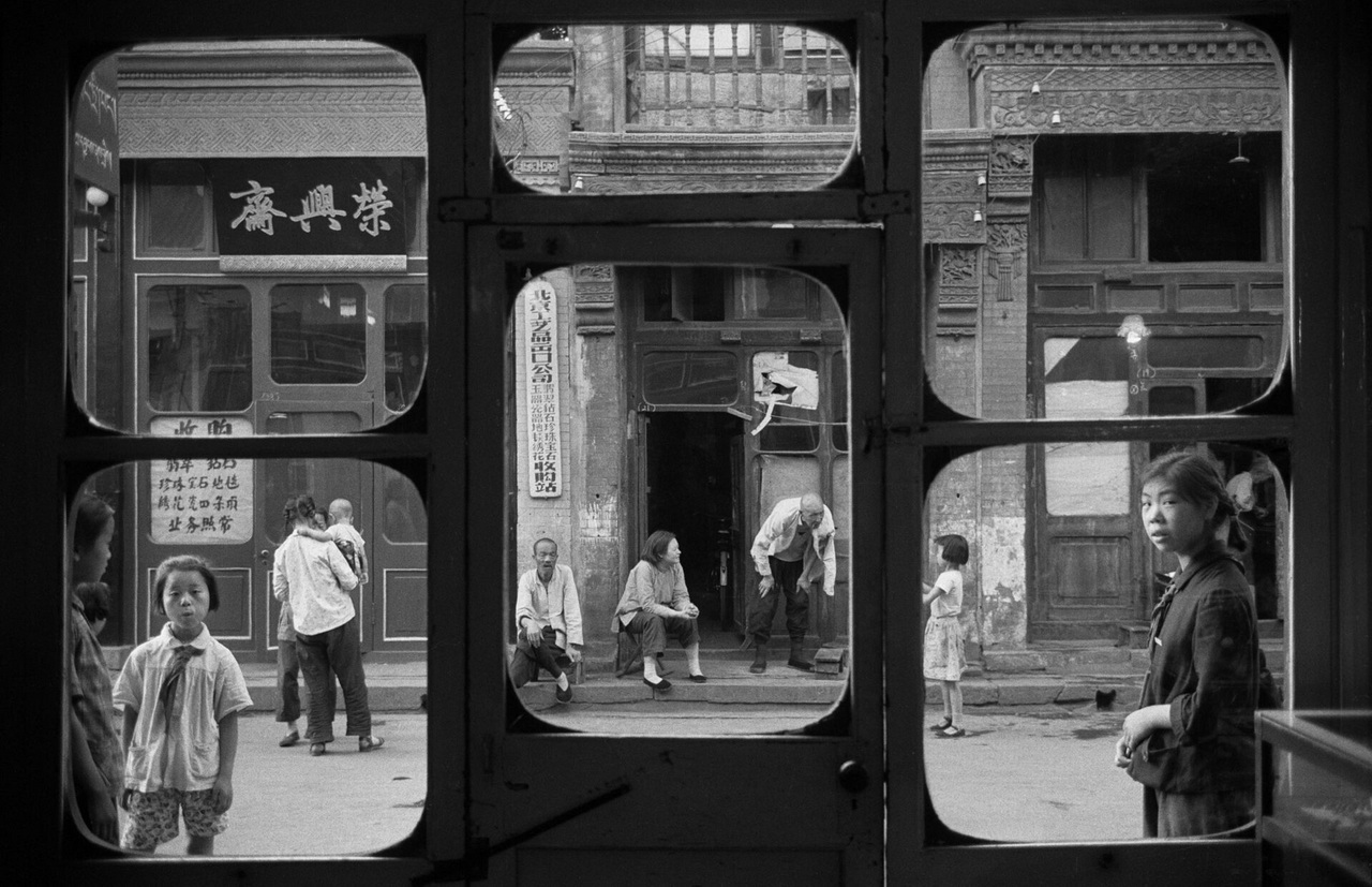 Les fenêtres d’antiquaire, rue Liulichang, Pékin, Chine, 1965 © Marc Riboud / Fonds Marc Riboud au musée Guimet