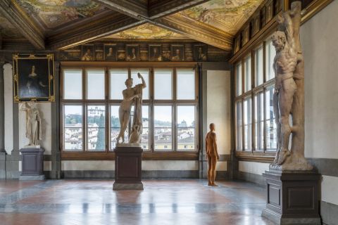 Veduta dell’allestimento nel secondo Corridoio degli Uffizi