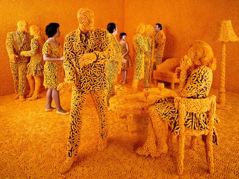 Sandy Skoglund, The Cocktail Party, 1992, ©Sandy Skoglund - Courtesy Paci contemporary gallery (Brescia- Porto Cervo, IT)