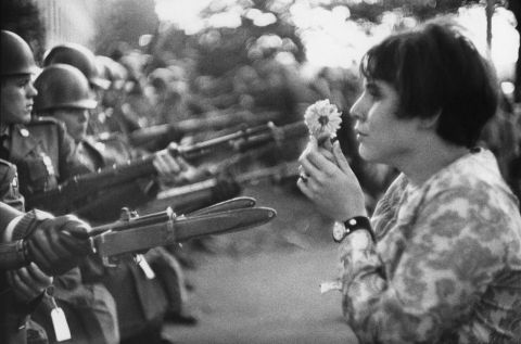 La Jeune Fille à la fleur, manifestation contre la guerre au Vietnam, Washington D.C., États-Unis, 21 octobre 1967 © Marc Riboud / Fonds Marc Riboud au musée Guimet