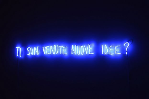 Valerio Rocco Orlando, Ti son venute nuove idee?,luce al neon, 2017, Collezione Museo MA*GA