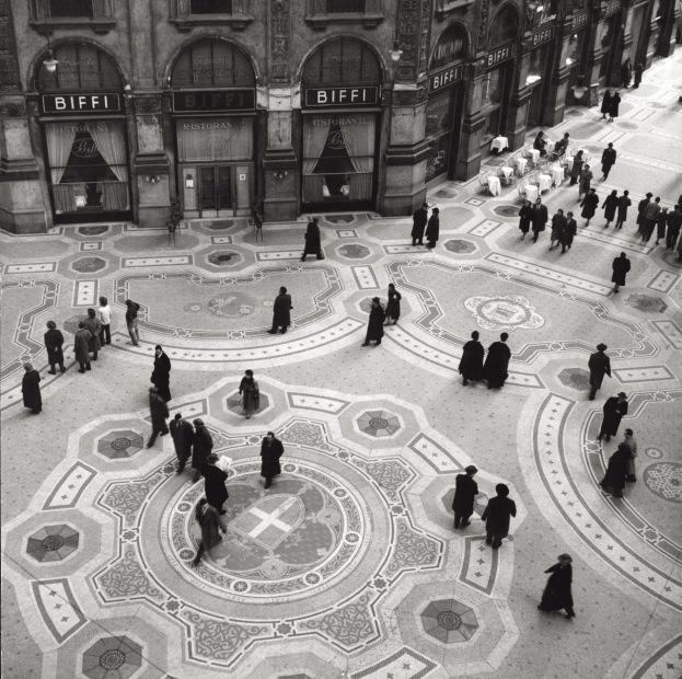 Mario De Biasi, Galleria Vittorio Emanuele II, Milano anni cinquanta. Credito: Mario De Biasi Per Mondadori Portfolio