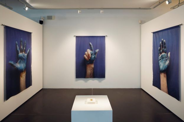 Francesca Grilli, Ring Ring Ring, 2013, anello in ottone, base in sale; Hand #1, Hand #2, Hand #3, 2023, stampa fotografica su tessuto elastico, Courtesy l’artista e Galleria Umberto Di Marino, Napoli ©Stefano Anzini