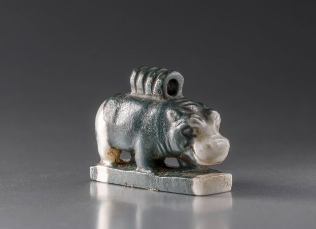 Amuleto raffigurante un ippopotamo Epoca Tarda (664–332 a.C.) Calcedonio, 0,7x2,6x1,8 cm Cat. 6741 Torino, Museo Egizio