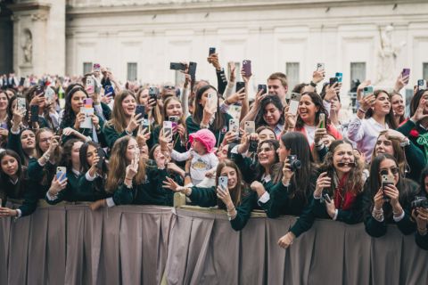 Giovani fedeli riunite in piazza San Pietro per salutare papa Francesco durante la domenica di Pasqua. Città del Vaticano, 20 aprile. © Diana Bagnoli 