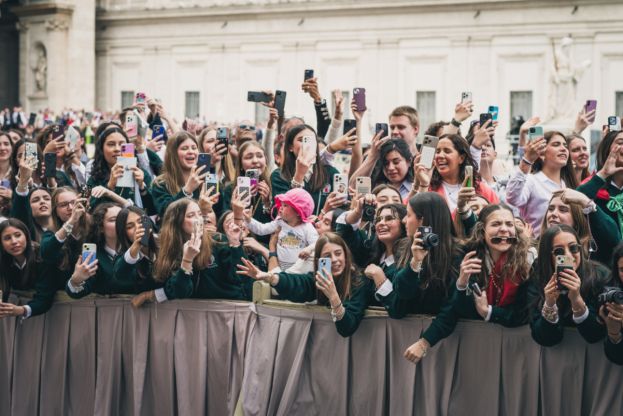 Giovani fedeli riunite in piazza San Pietro per salutare papa Francesco durante la domenica di Pasqua. Città del Vaticano, 20 aprile. © Diana Bagnoli 