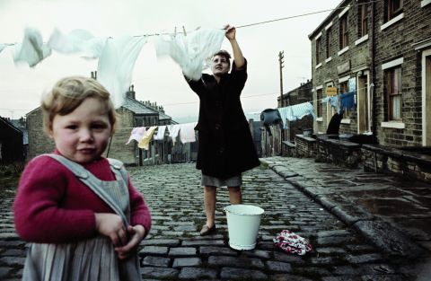 John Bulmer Donna che stende il bucato