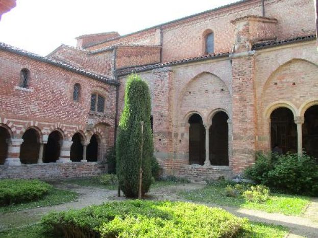 Abbazia di Vezzolano - il chiostro