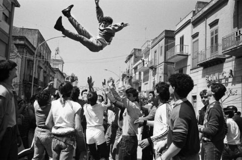 Letizia Battaglia, Domenica di Pasqua, Festeggiamenti per incitare l’uscita della statua di San Michele patrono di Caltabellotta, 1984 