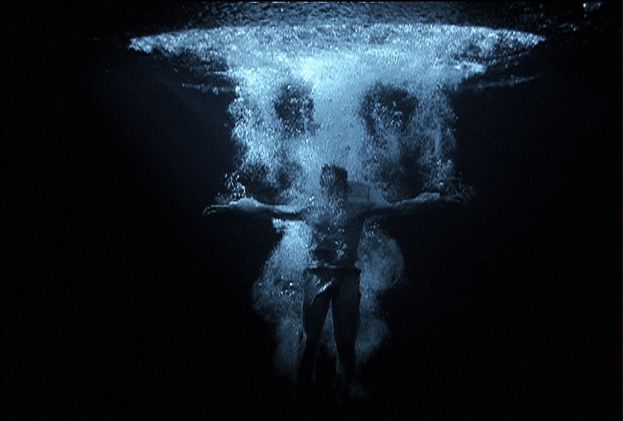 Bill Viola Ascension, 2000 Video/sound installation Color video projection on wall in dark room; stereo sound Projected image size: 2,49x3,50 m Room dimensions: 3,6x5,6x7,6 m 10:00 minutes Performer: Josh Coxx Photo: Kira Perov © Bill Viola Studio